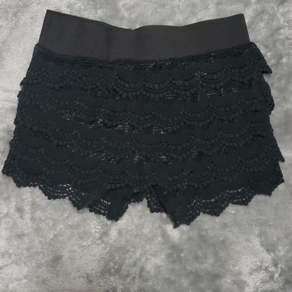 💛5 FOR $20 Sale when bundled💛Black crocheted layered stretchy shorts. - Picture 3 of 4